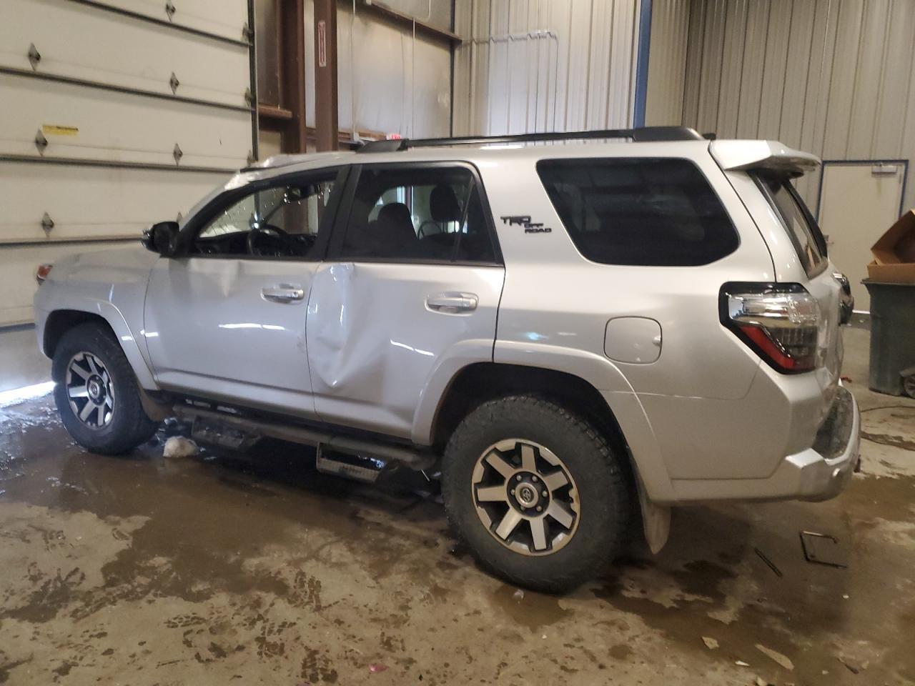 2020 TOYOTA 4RUNNER SR - Image 2