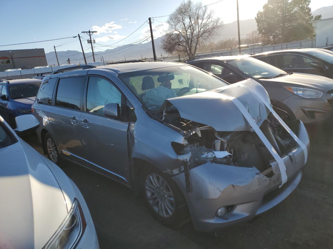 2015 TOYOTA SIENNA XLE - Фото 4
