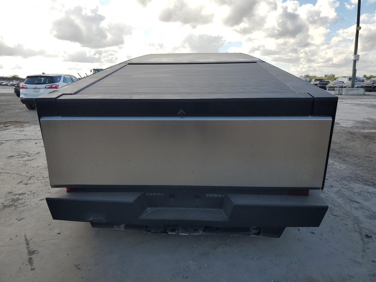 2024 TESLA CYBERTRUCK - Image 6