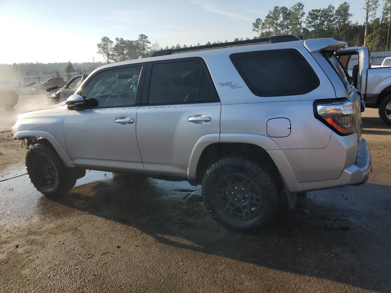 2020 TOYOTA 4RUNNER SR - Фото 2