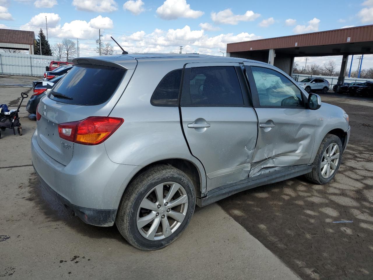 2015 MITSUBISHI OUTLANDER - Фото 3