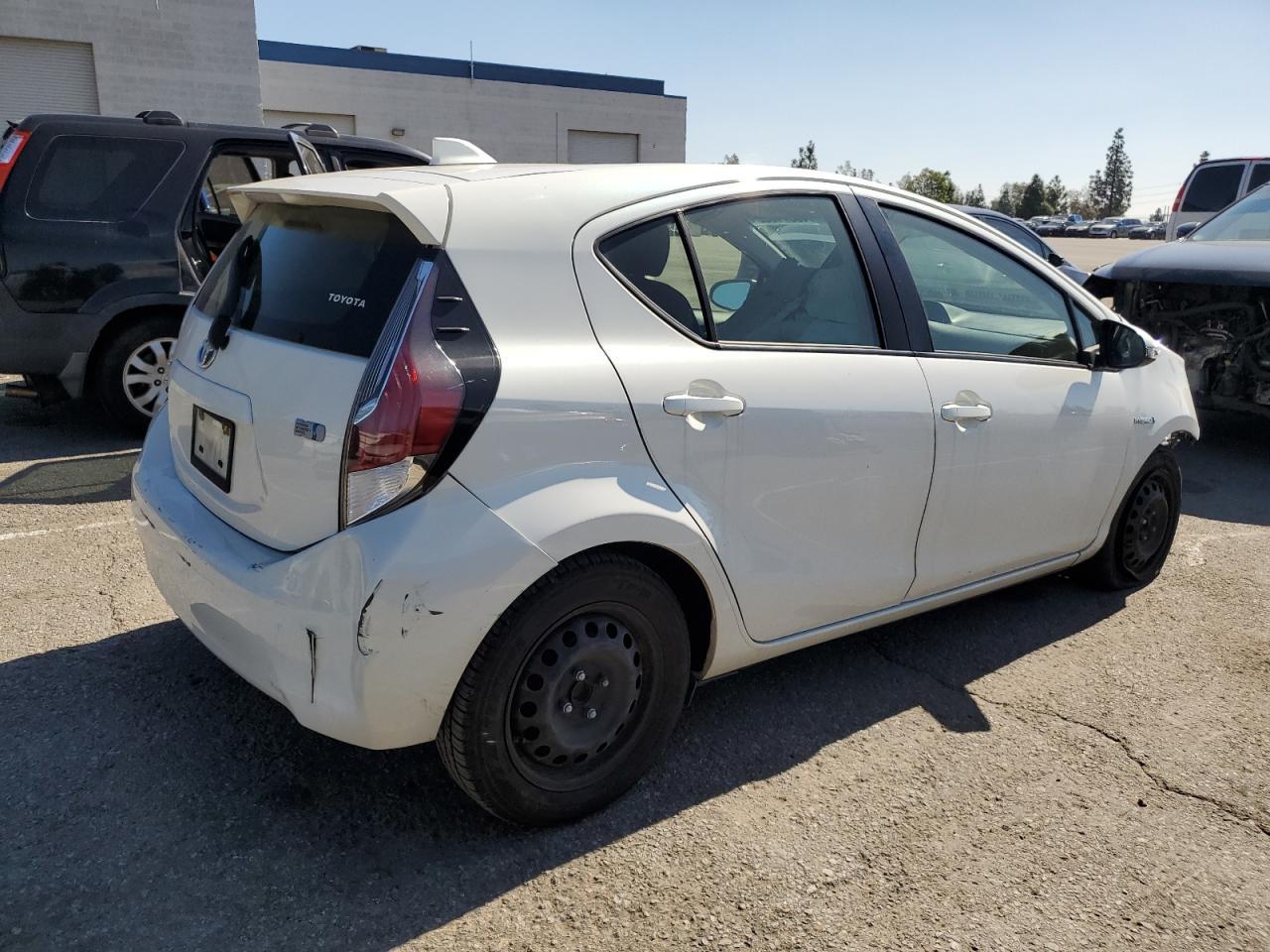 2015 TOYOTA PRIUS C - Image 3