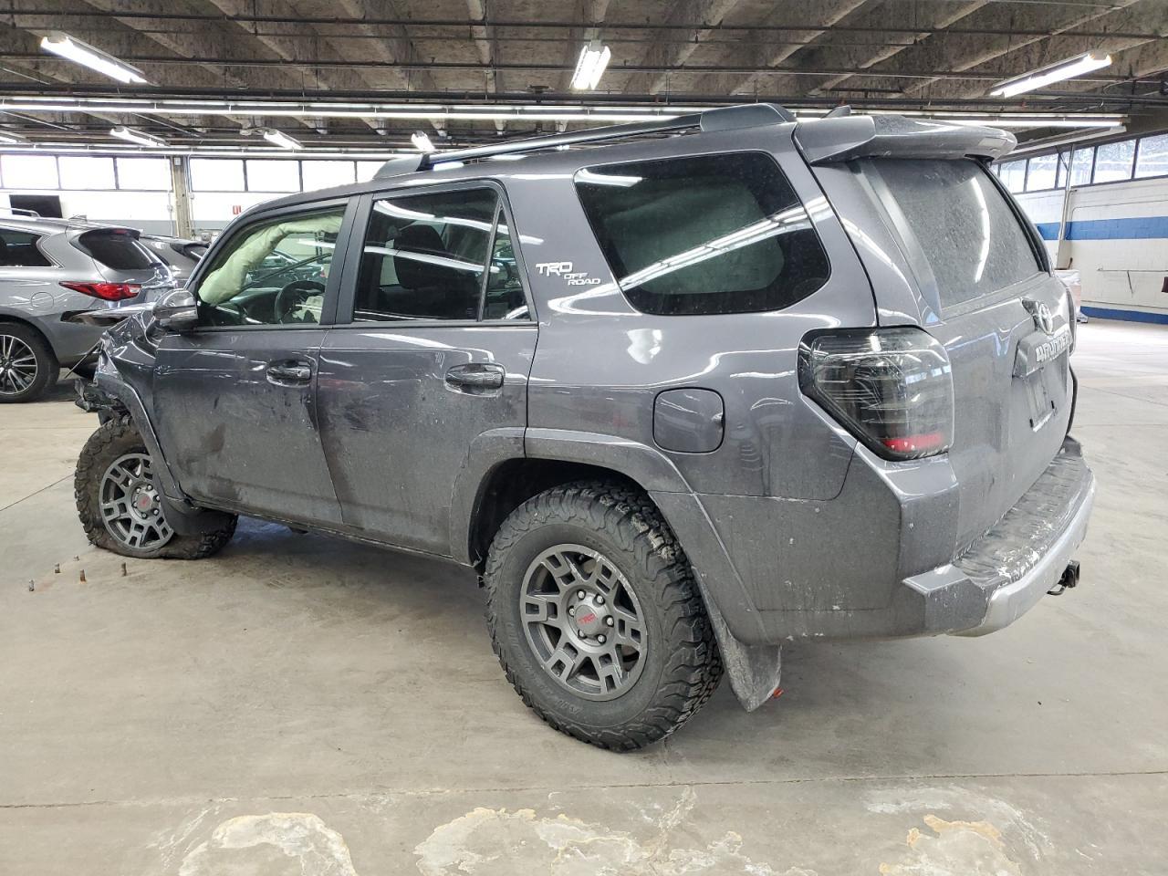 2022 TOYOTA 4RUNNER SR - Фото 2