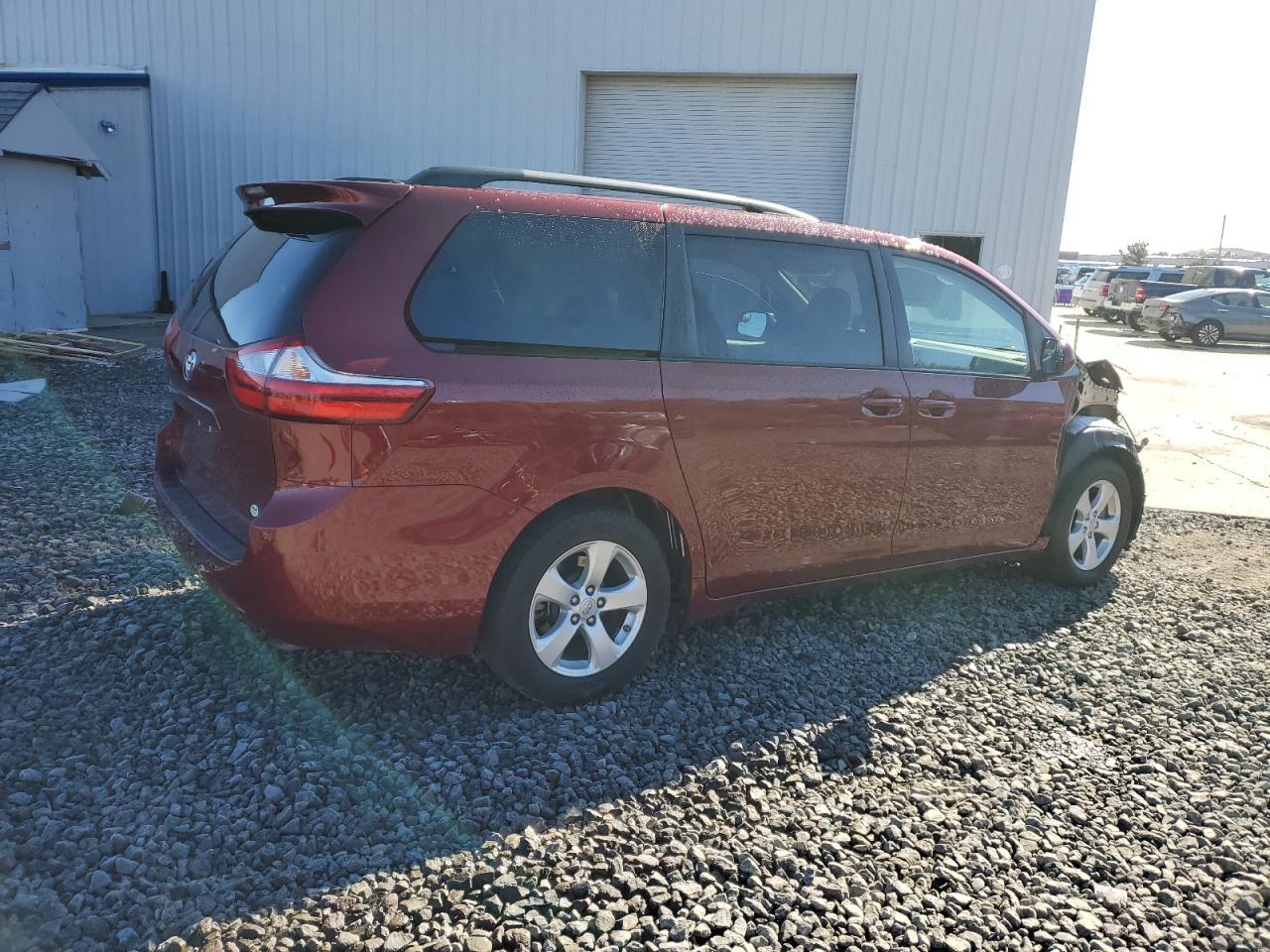 2015 TOYOTA SIENNA LE - Image 3