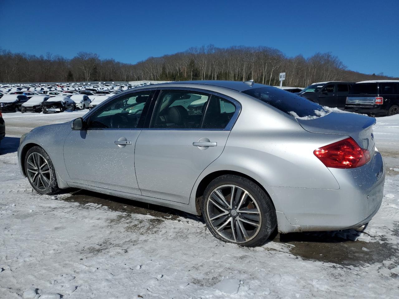 2011 INFINITI G37 - Image 2