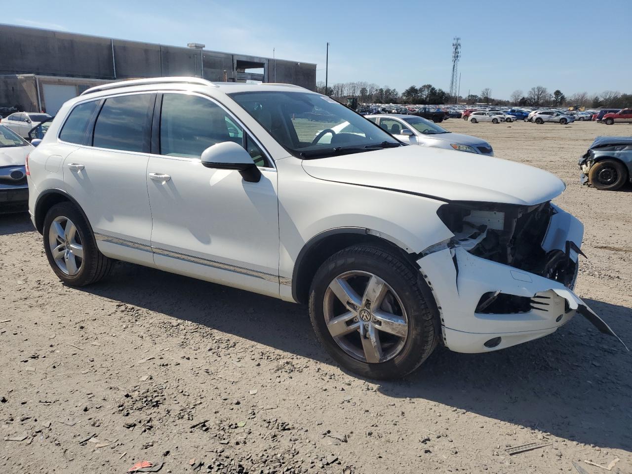 2014 VOLKSWAGEN TOUAREG V6 - Image 4