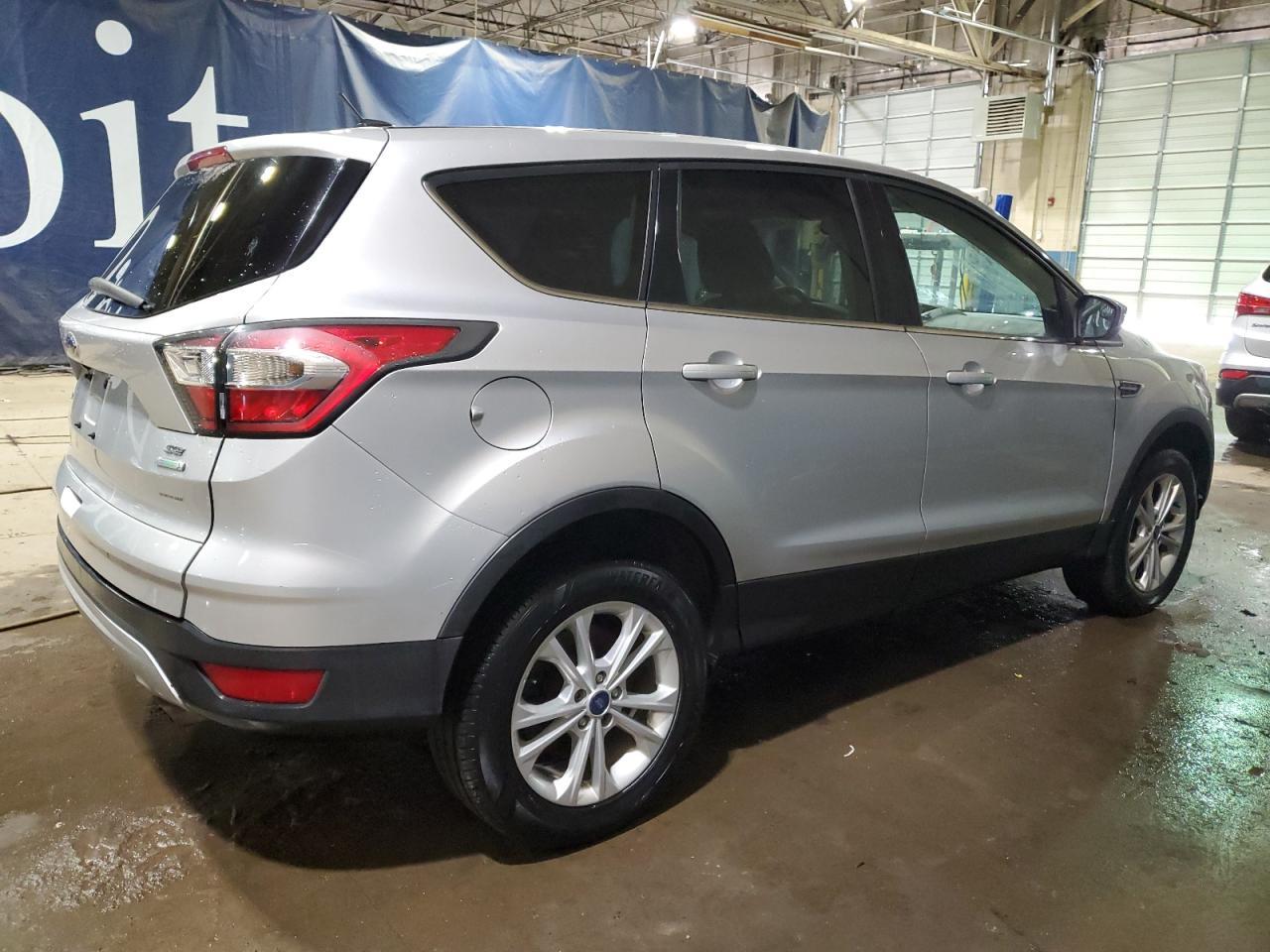 2017 FORD ESCAPE SE - Фото 3