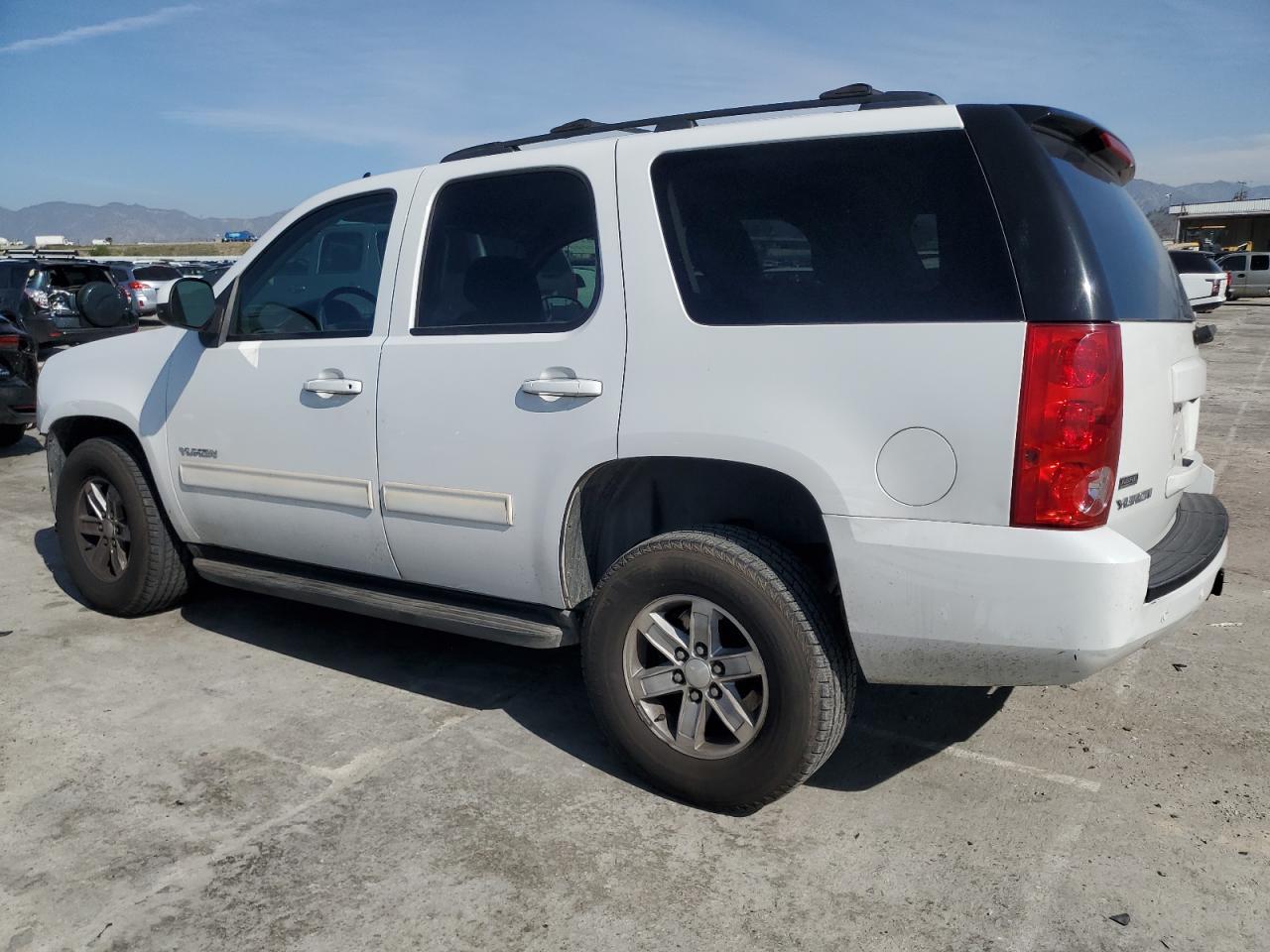 2012 GMC YUKON SLE - Image 2