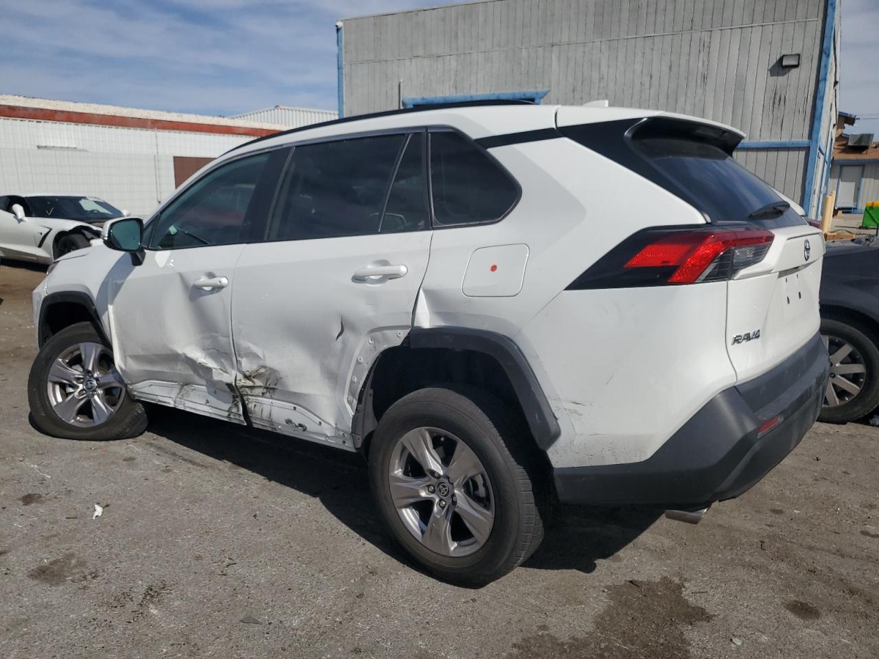 2022 TOYOTA RAV4 XLE - Фото 2