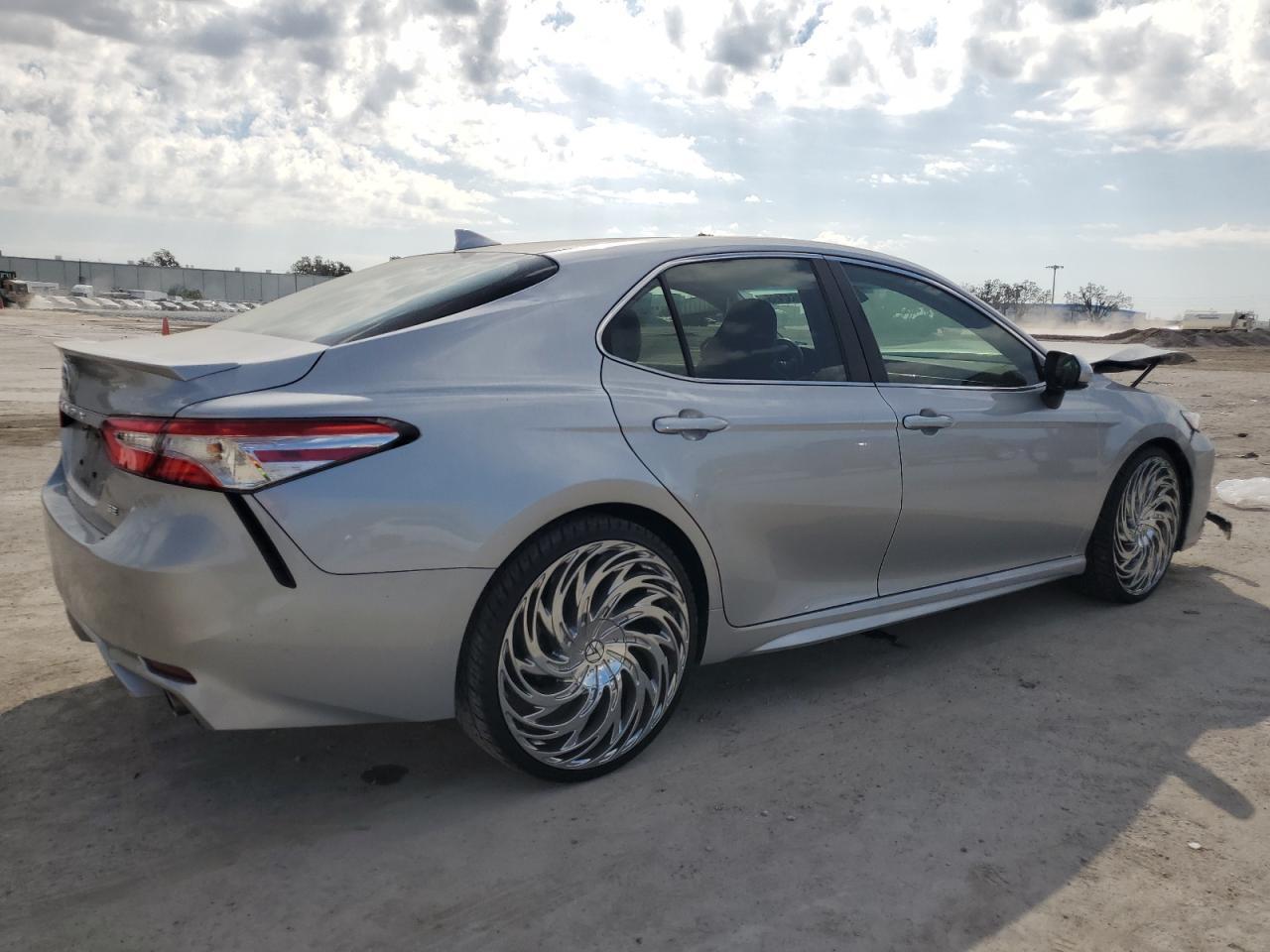 2020 TOYOTA CAMRY SE - Image 3
