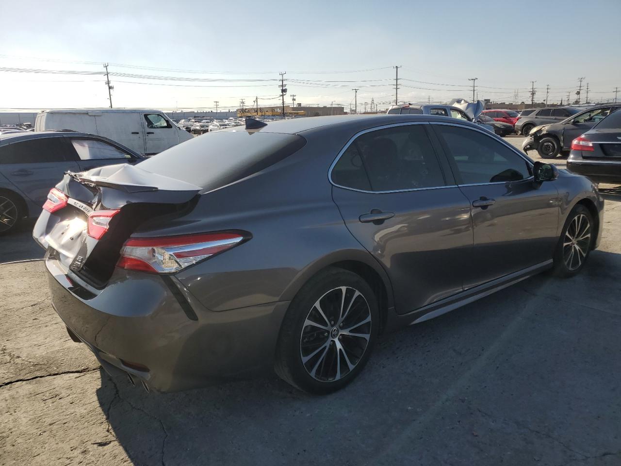 2020 TOYOTA CAMRY SE - Фото 3