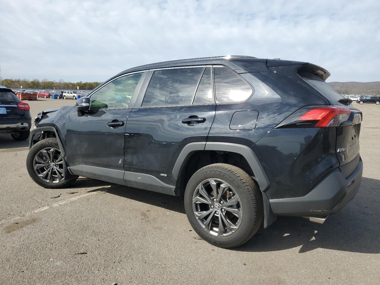 2024 TOYOTA RAV4 XLE P - Фото 2