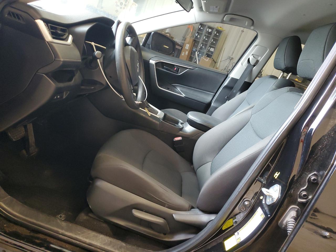 2021 TOYOTA RAV4 LE - Фото 7