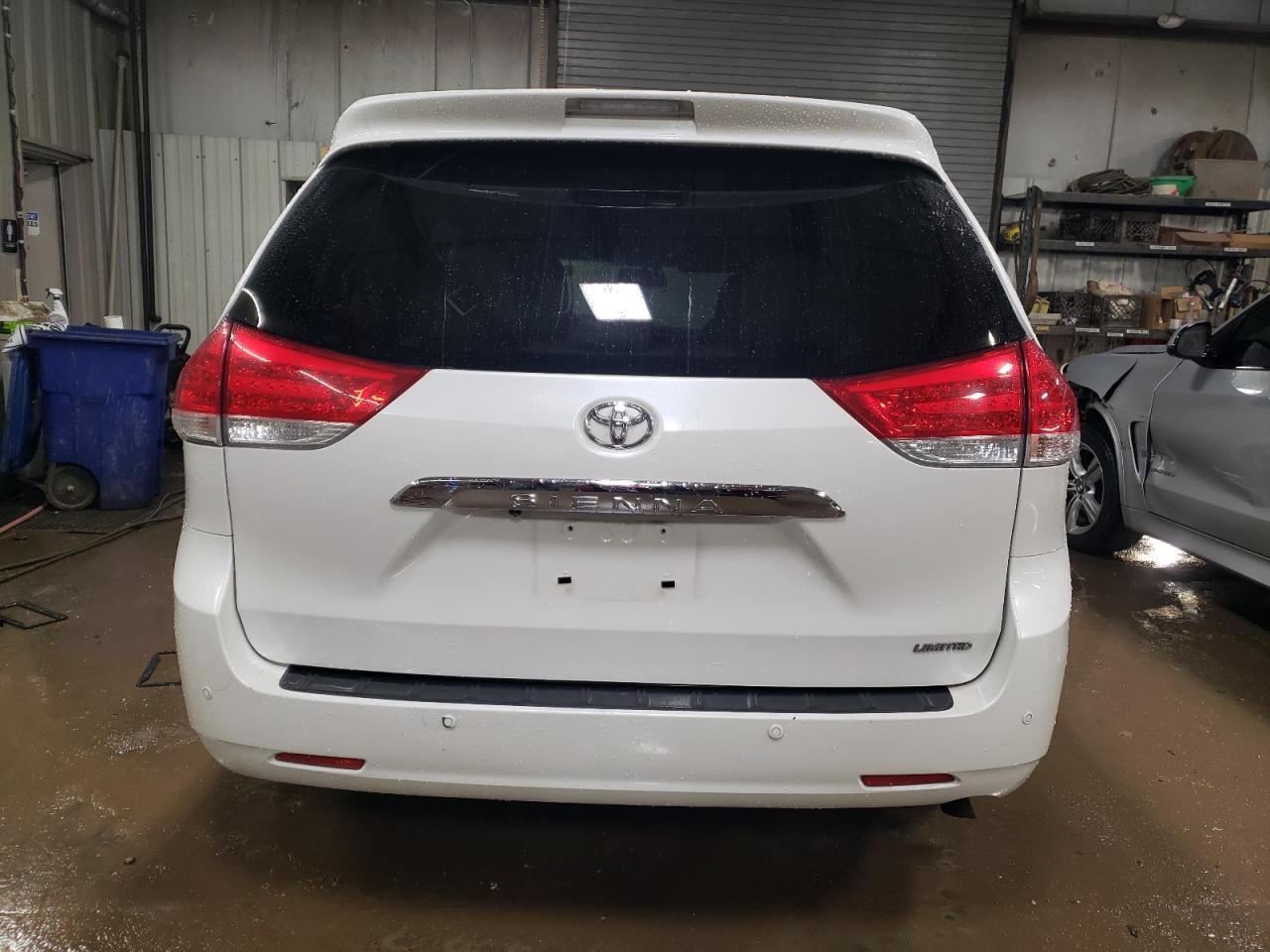 2013 TOYOTA SIENNA XLE - Image 6
