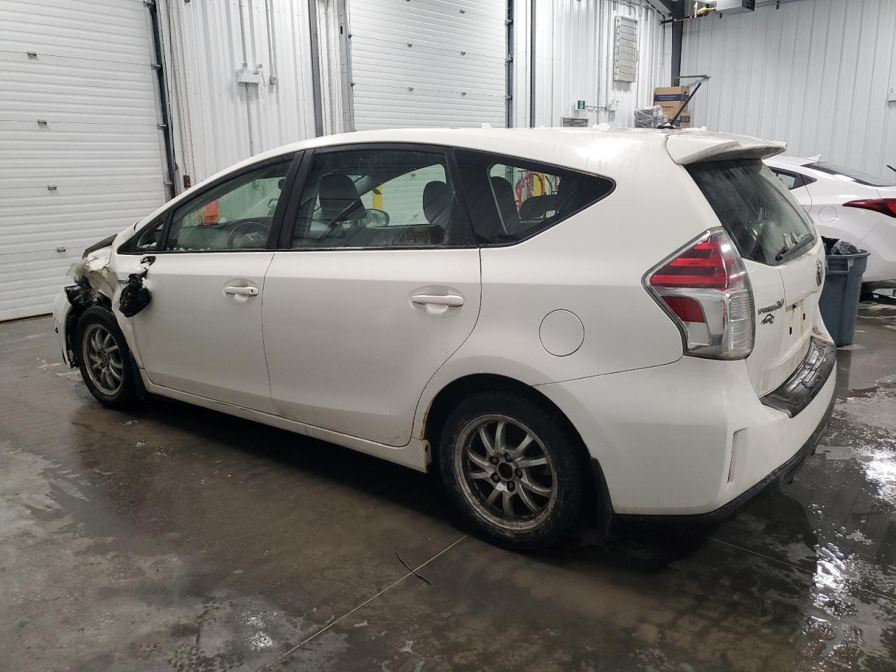 2016 TOYOTA PRIUS V - Фото 2