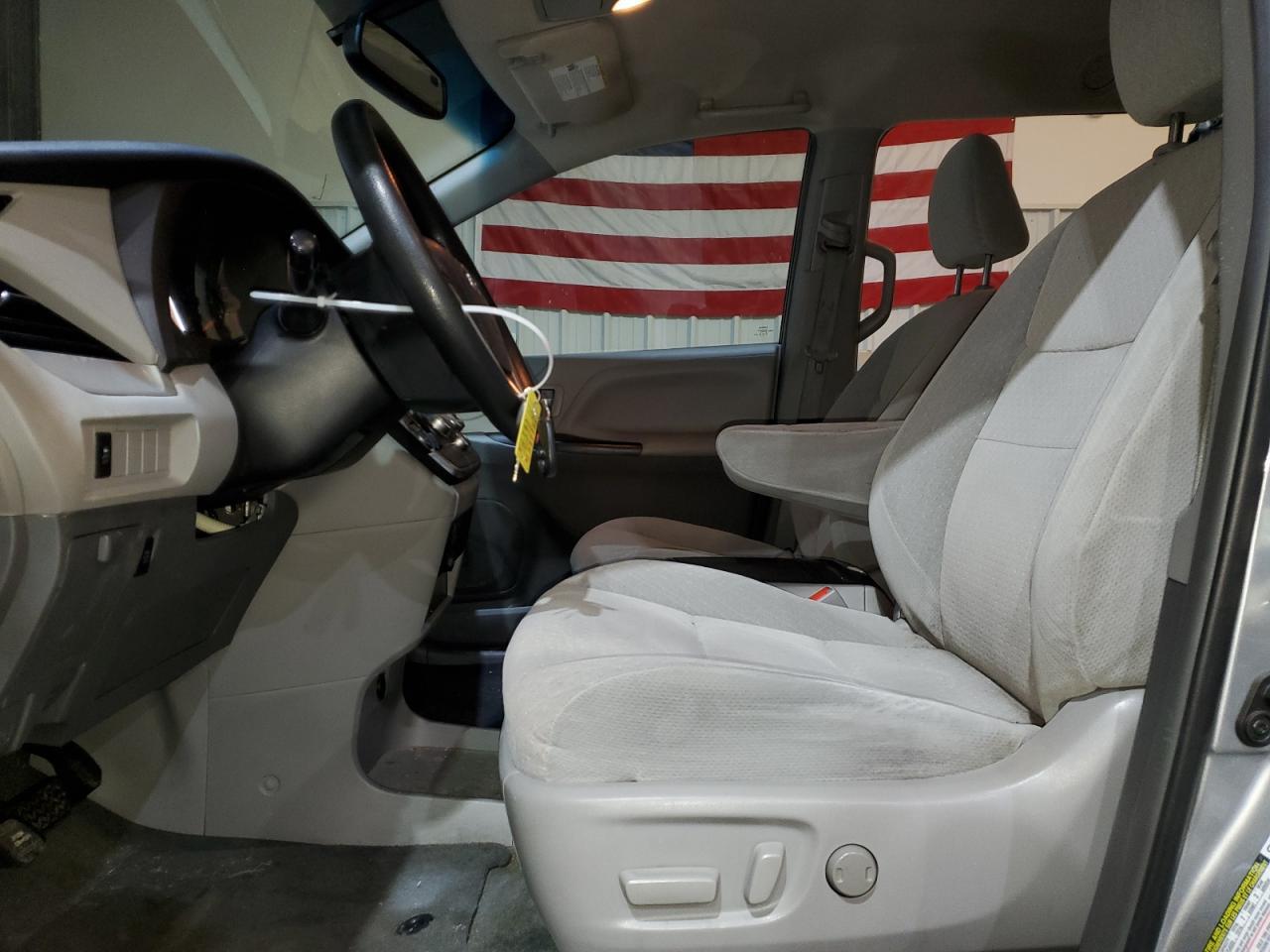 2015 TOYOTA SIENNA LE - Фото 7