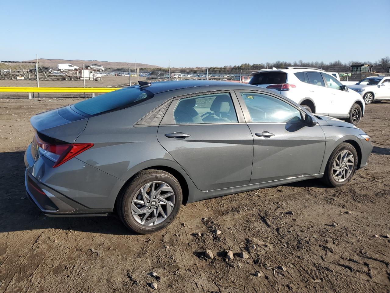 2024 HYUNDAI ELANTRA SE - Фото 3