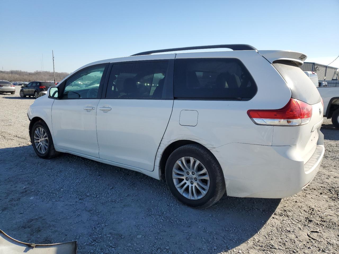 2011 TOYOTA SIENNA XLE - Фото 2