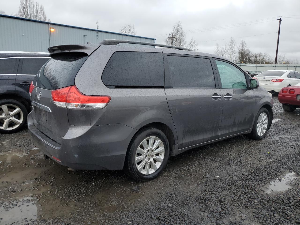 2011 TOYOTA SIENNA XLE - Image 3