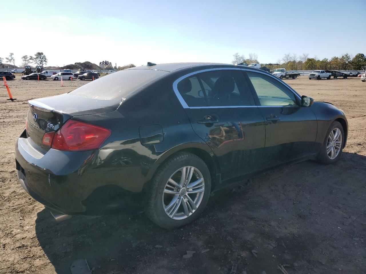 2011 INFINITI G37 - Image 3