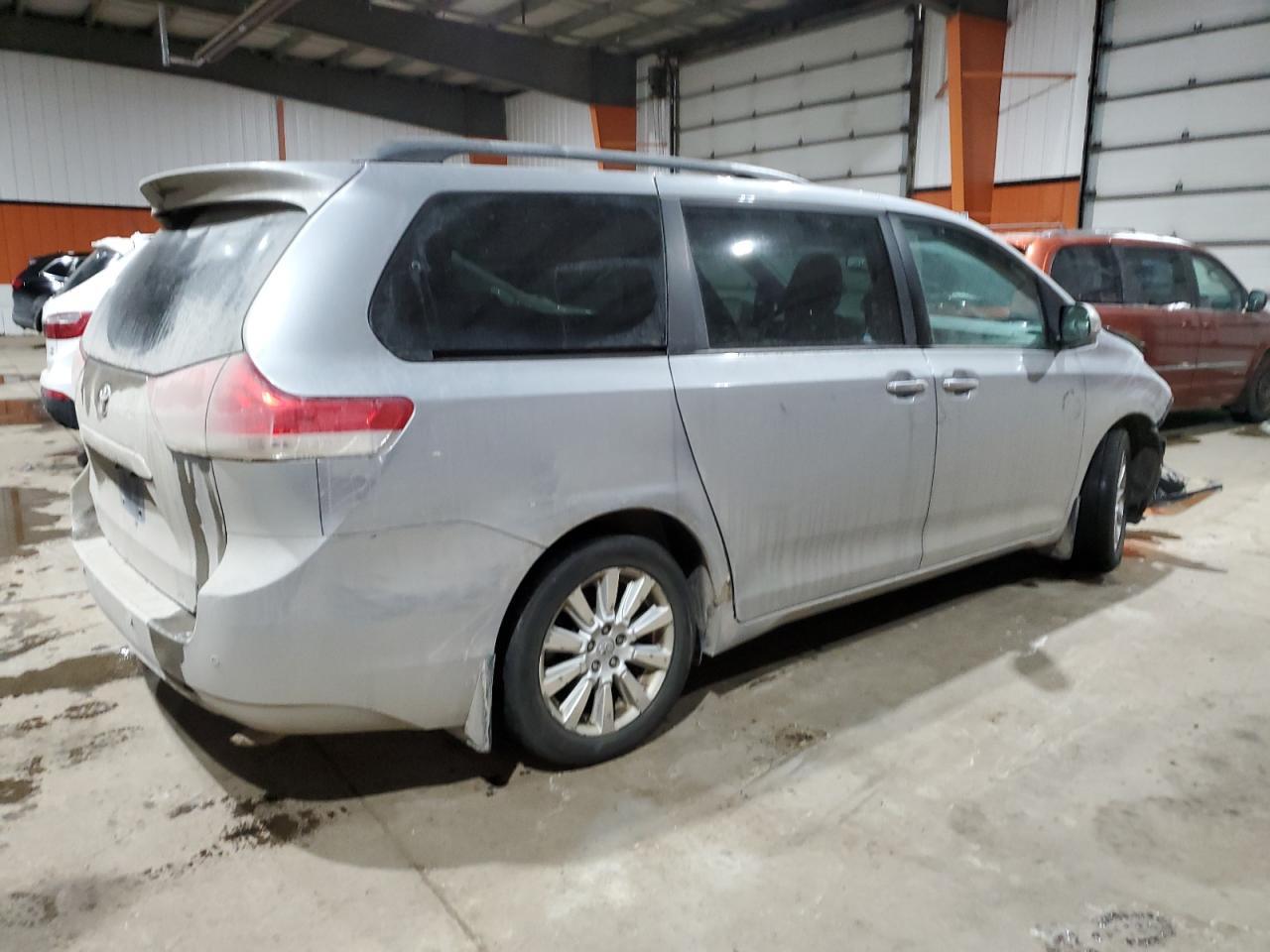 2013 TOYOTA SIENNA XLE - Image 3