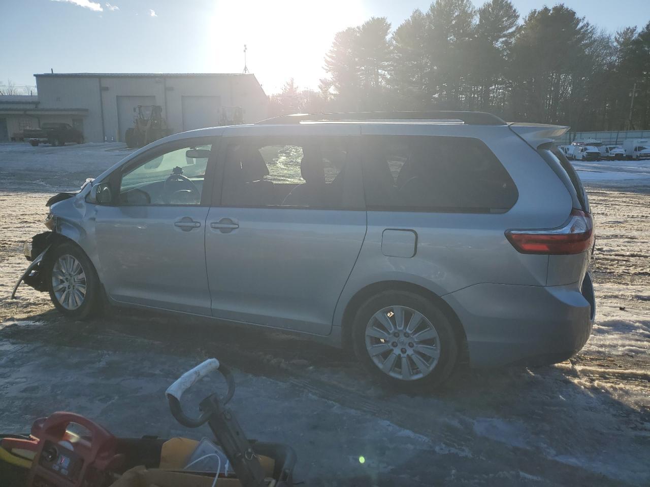 2015 TOYOTA SIENNA LE - Фото 2
