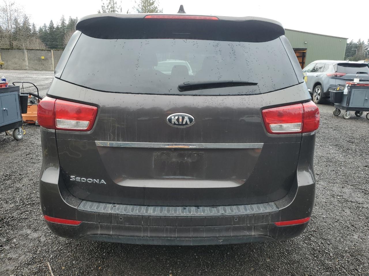 2016 KIA SEDONA LX - Image 6