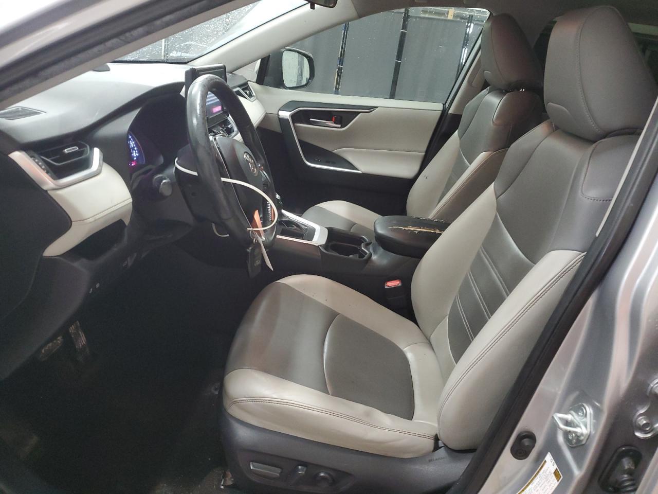 2019 TOYOTA RAV4 XLE P - Фото 7