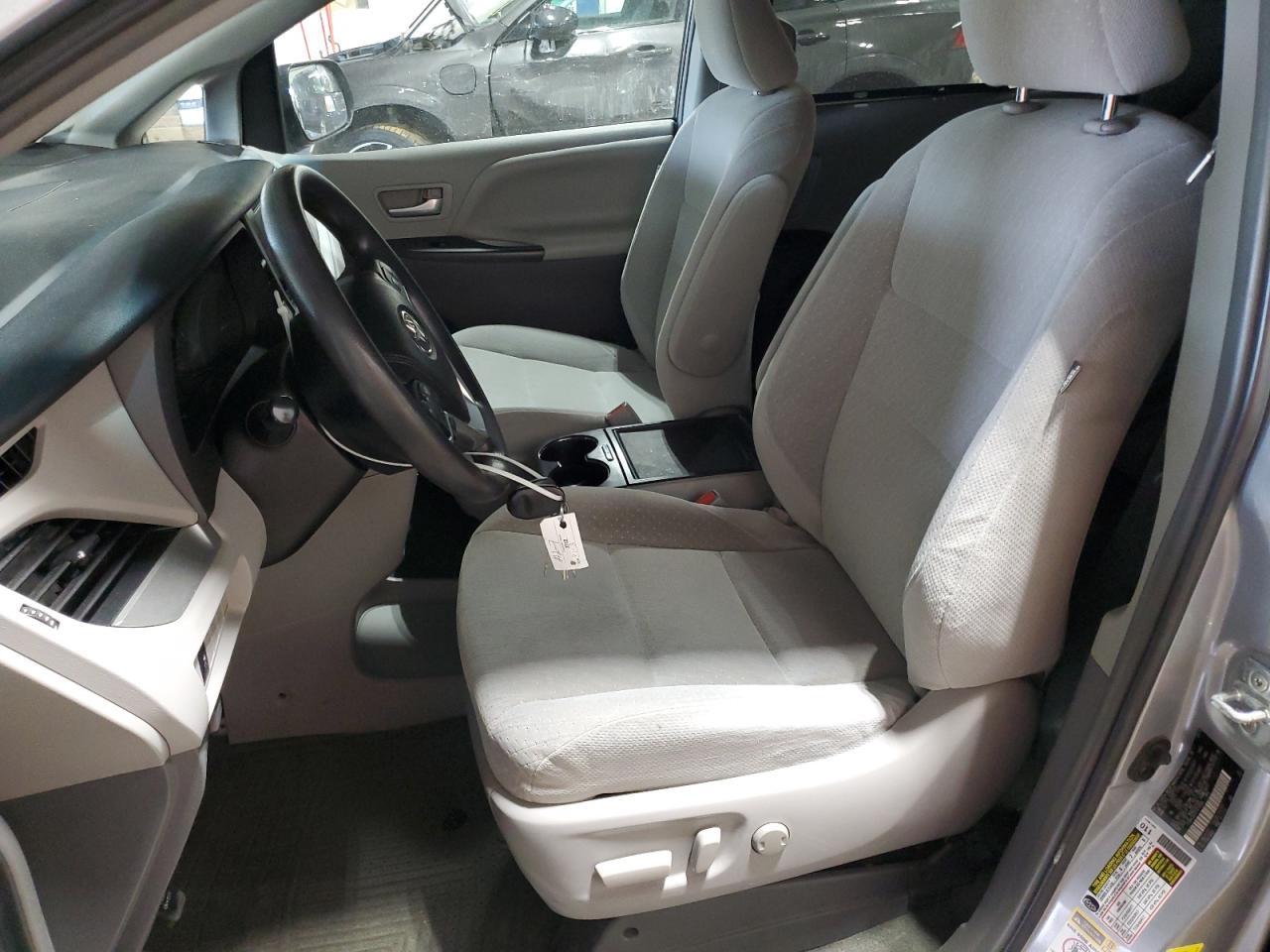 2015 TOYOTA SIENNA LE - Image 7