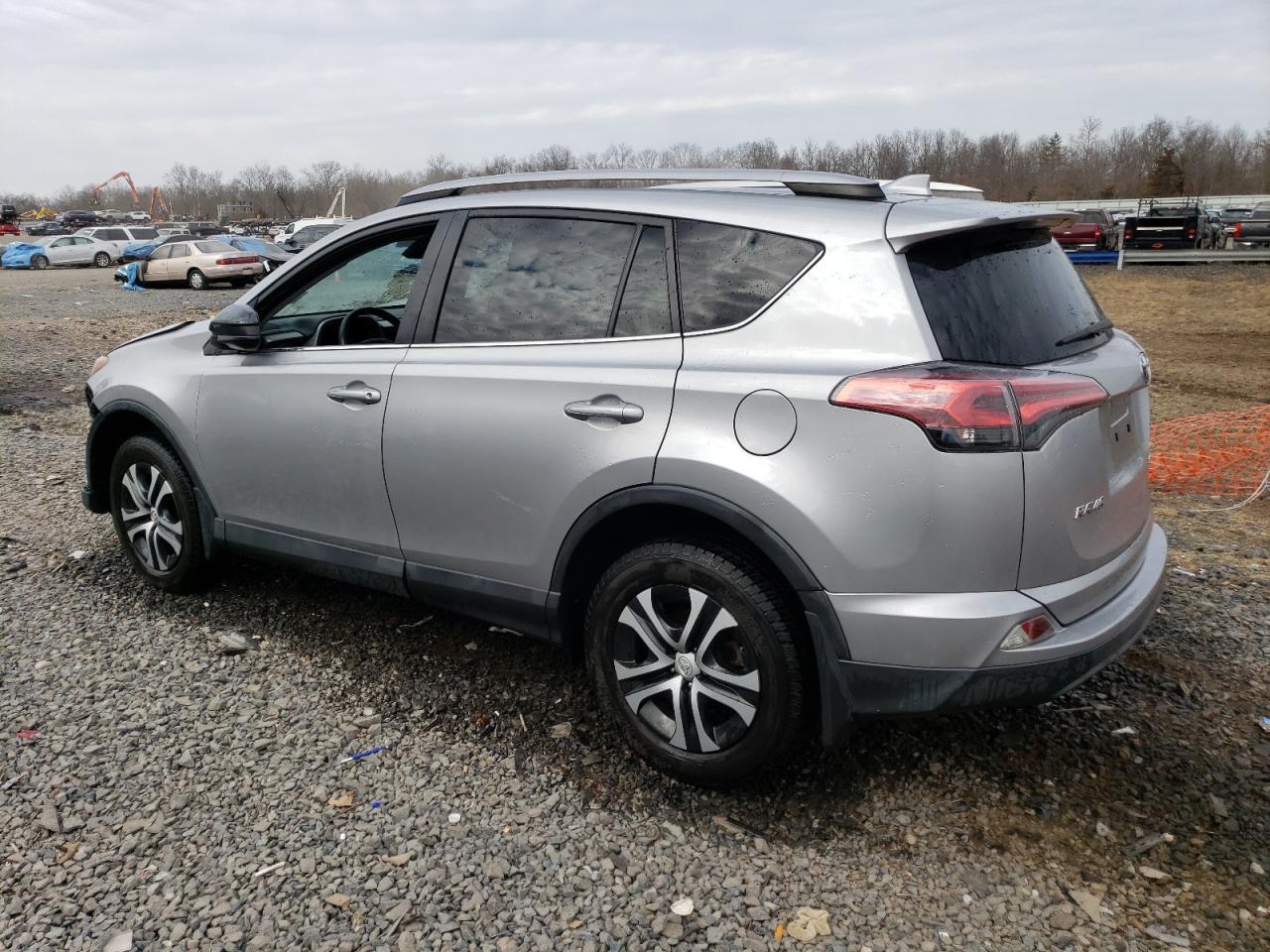 2018 TOYOTA RAV4 LE - Фото 2
