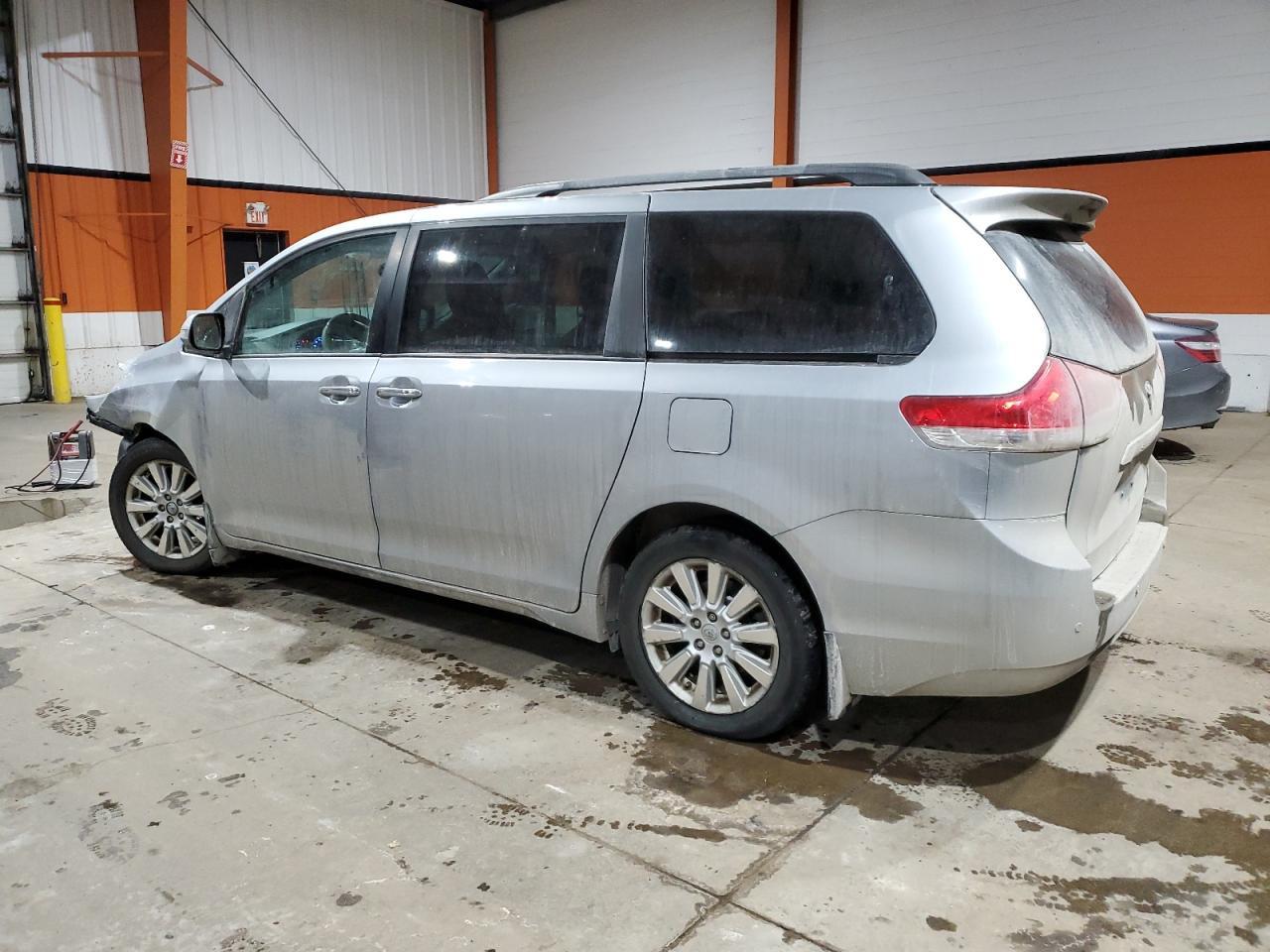 2013 TOYOTA SIENNA XLE - Image 2