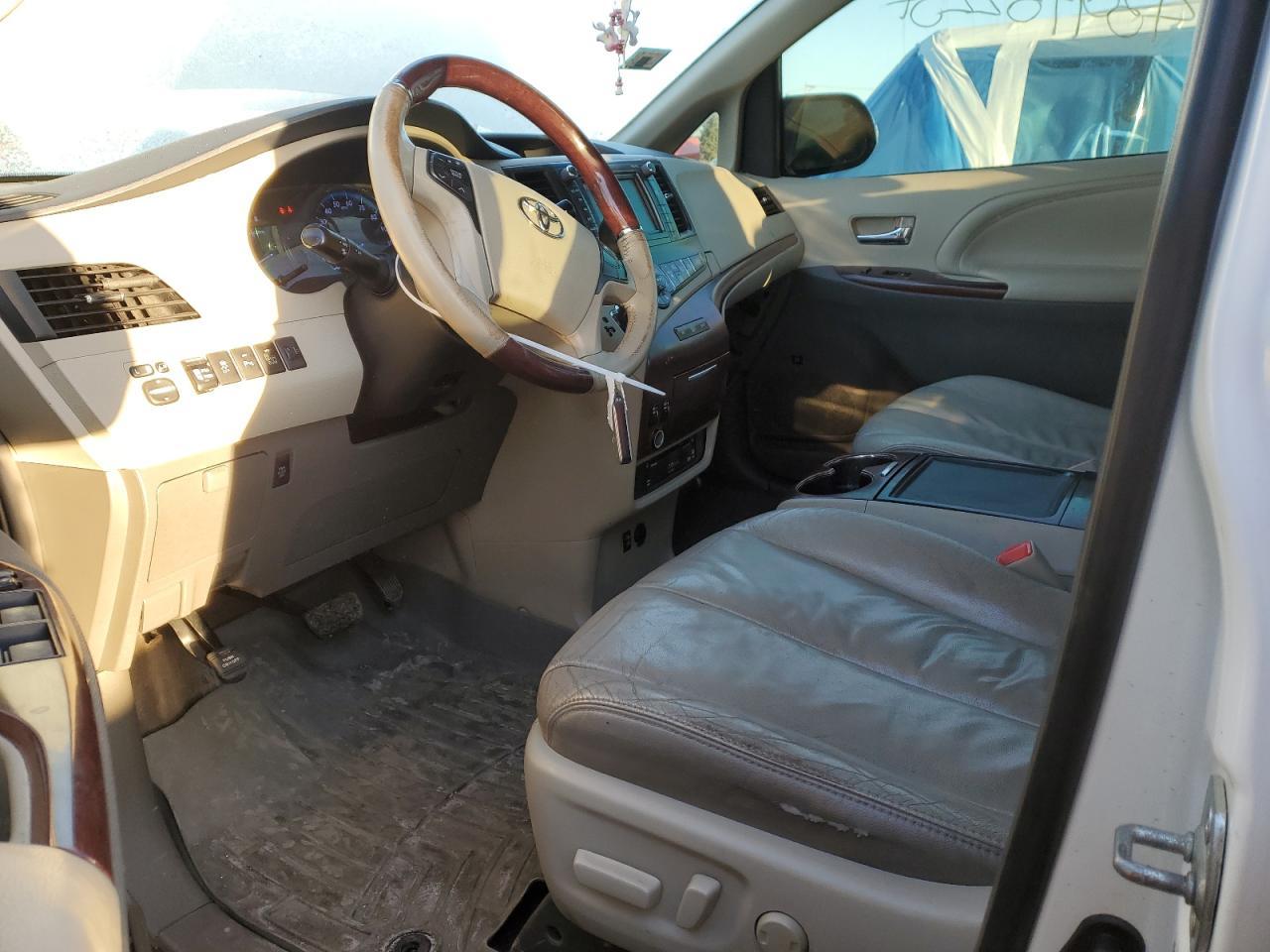 2013 TOYOTA SIENNA XLE - Image 7