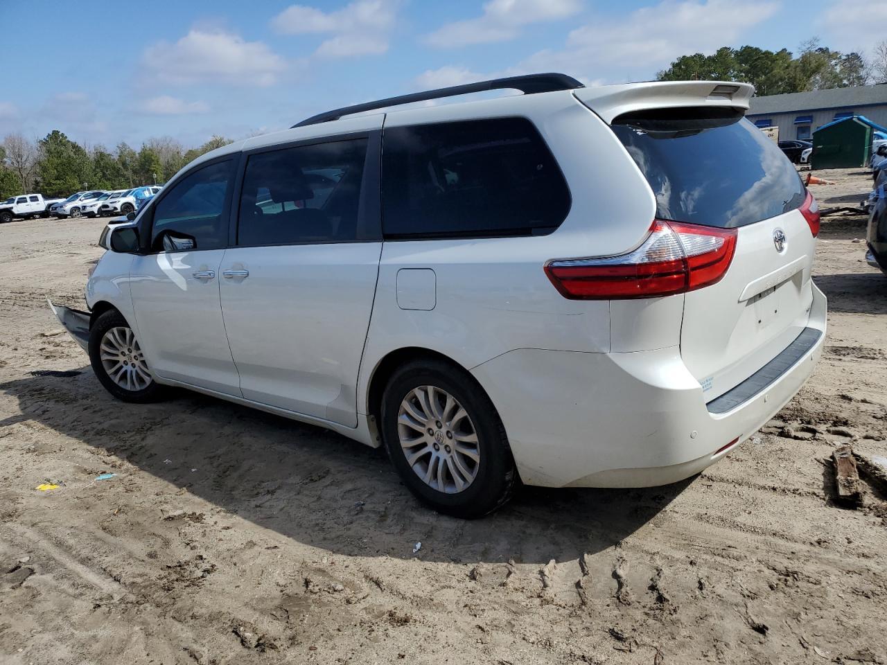 2015 TOYOTA SIENNA XLE - Фото 2