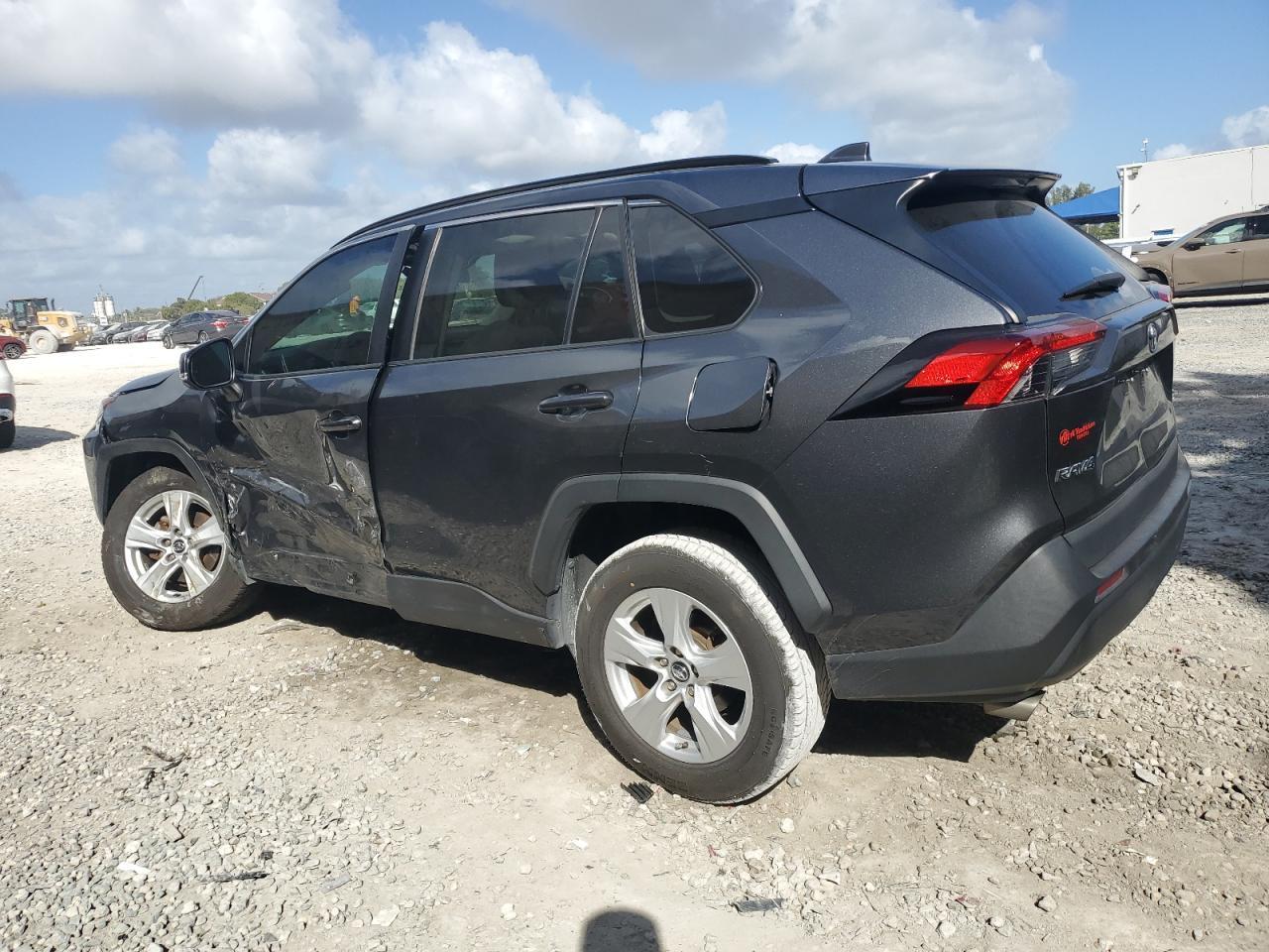 2020 TOYOTA RAV4 XLE - Фото 2