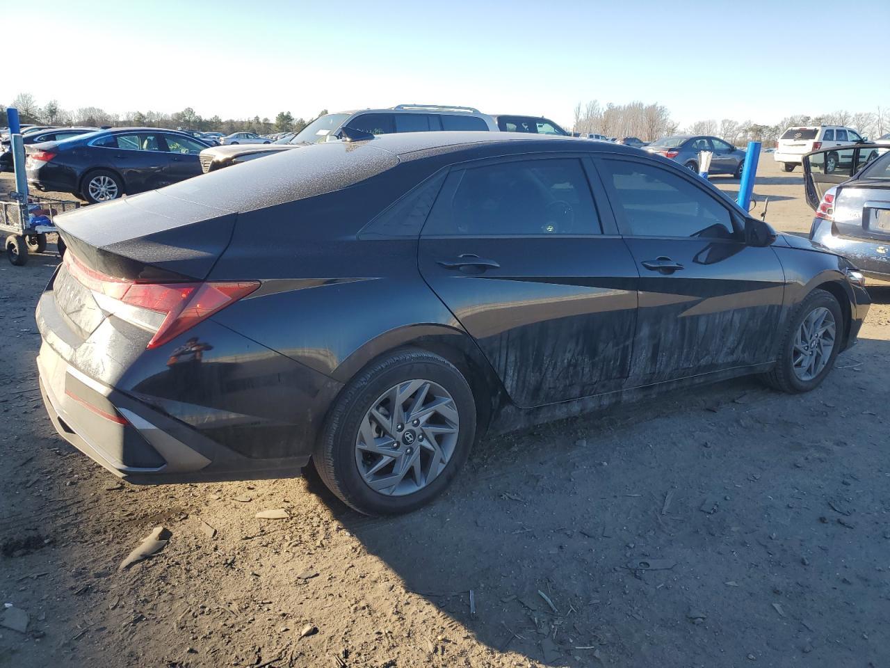 2024 HYUNDAI ELANTRA SE - Фото 3