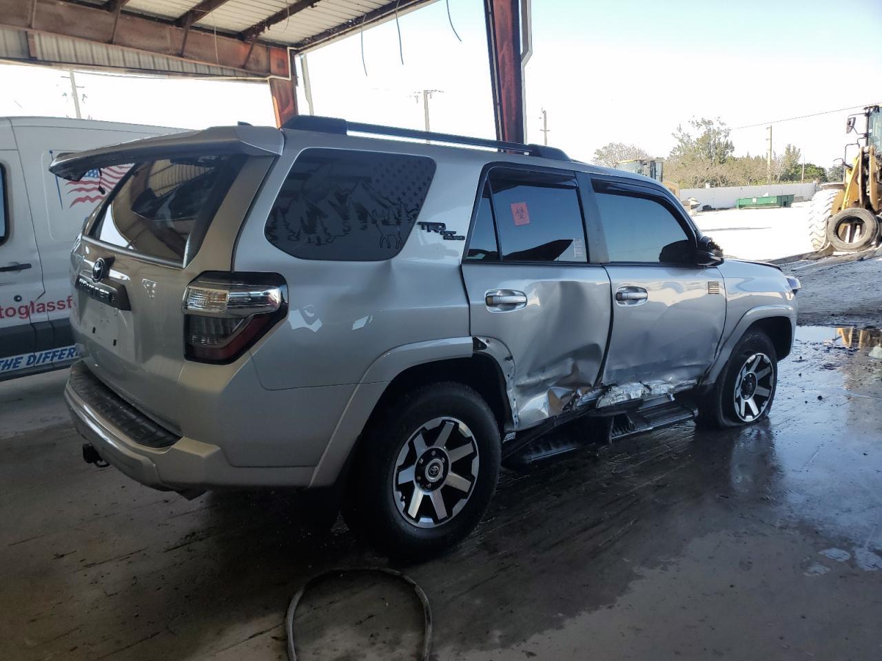 2024 TOYOTA 4RUNNER SR - Фото 3
