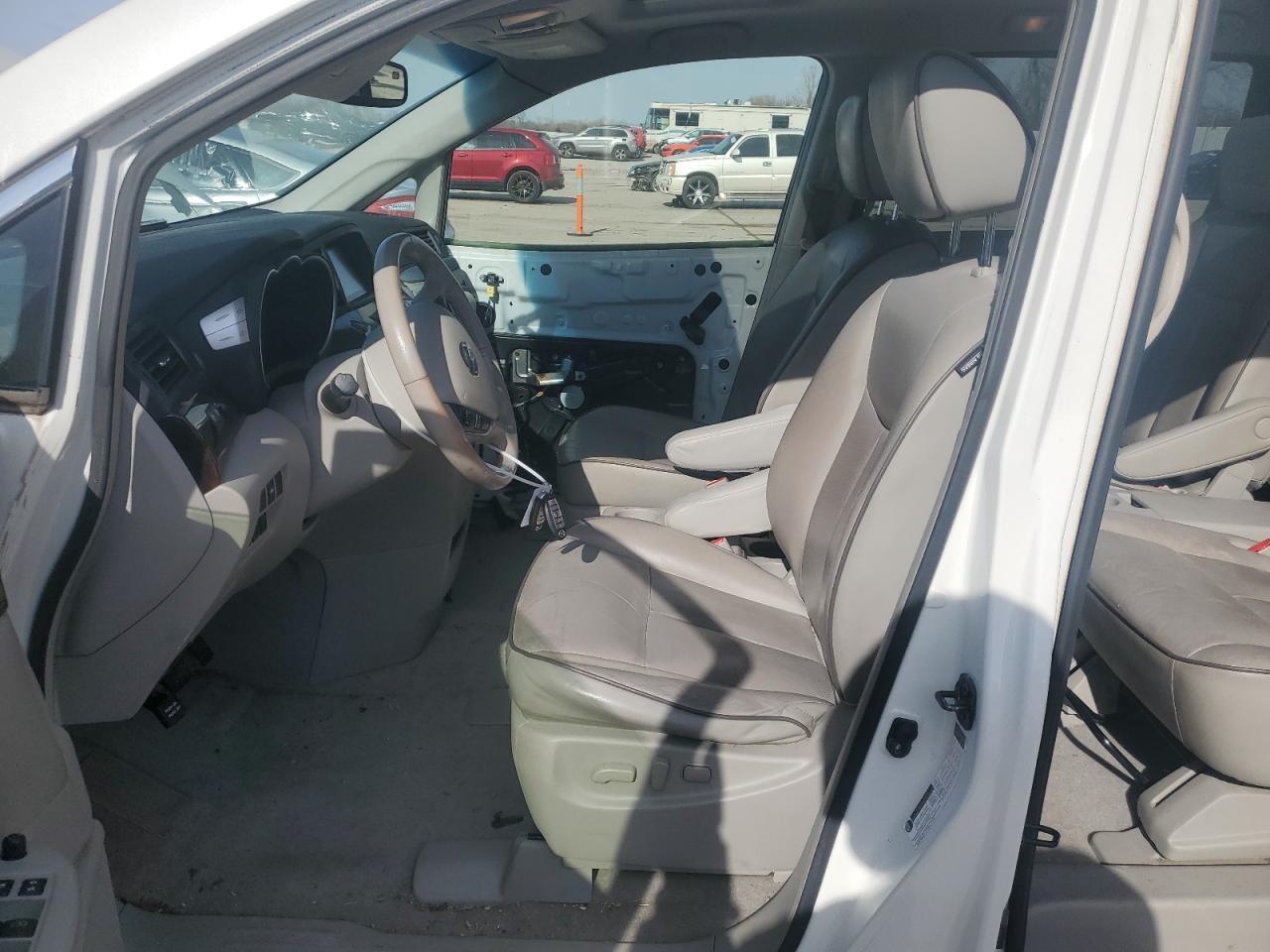 2013 NISSAN QUEST S - Фото 7