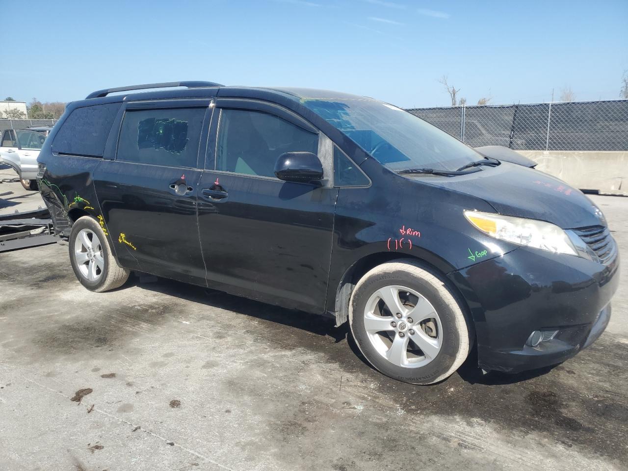 2015 TOYOTA SIENNA LE - Image 4