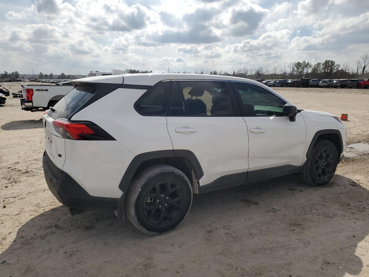 2023 TOYOTA RAV4 LE - Фото 3