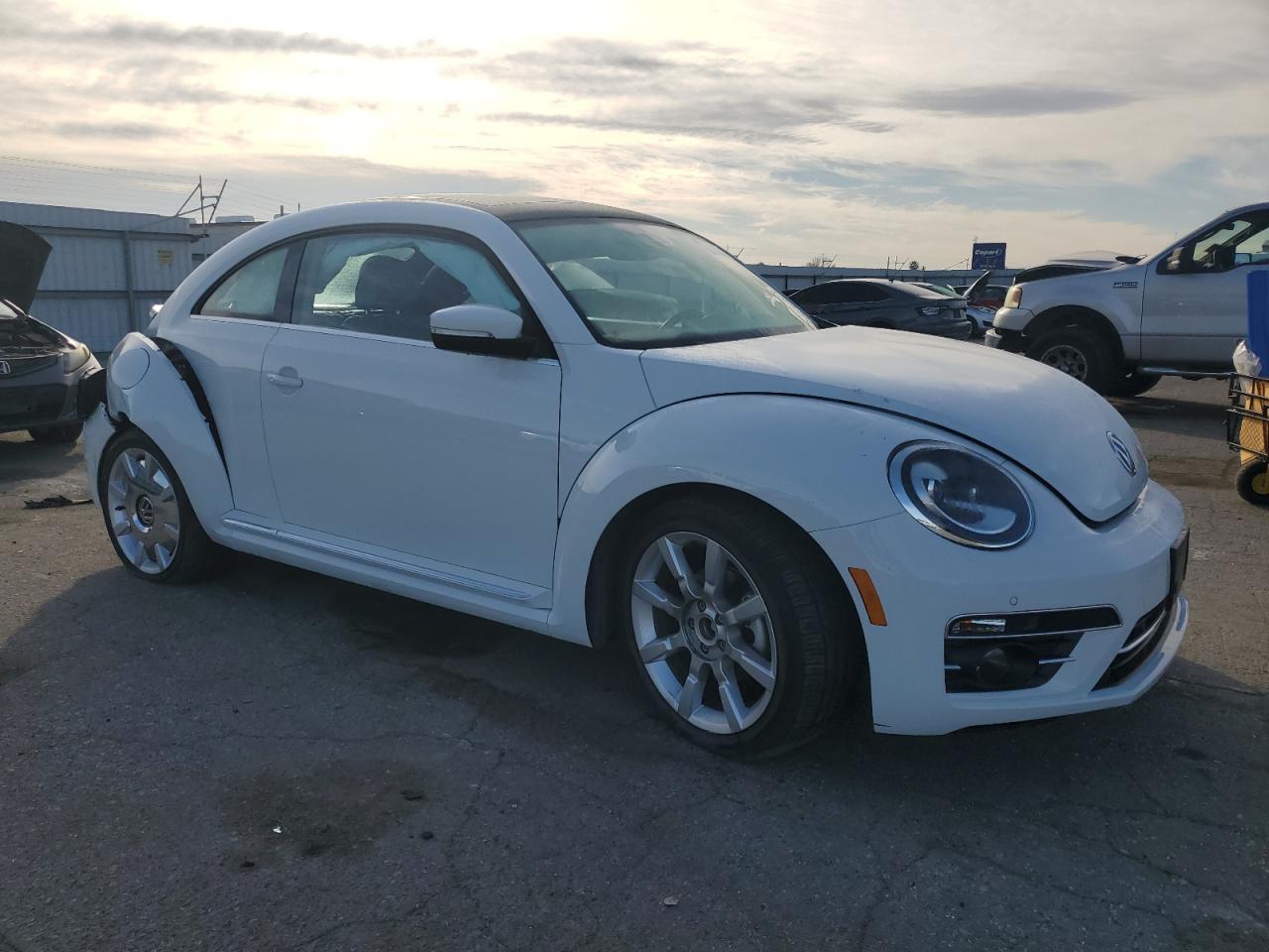 2019 VOLKSWAGEN BEETLE SE - Image 4