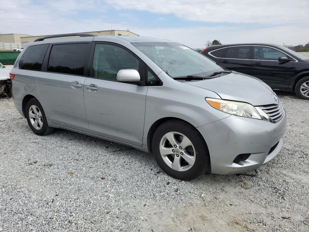 2015 TOYOTA SIENNA LE - Фото 4