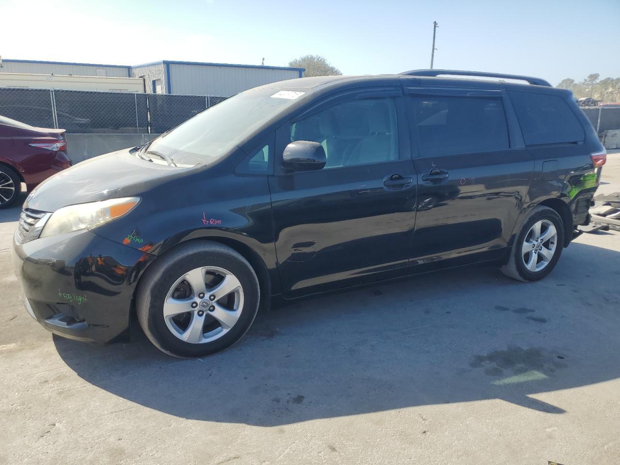 2015 TOYOTA SIENNA LE