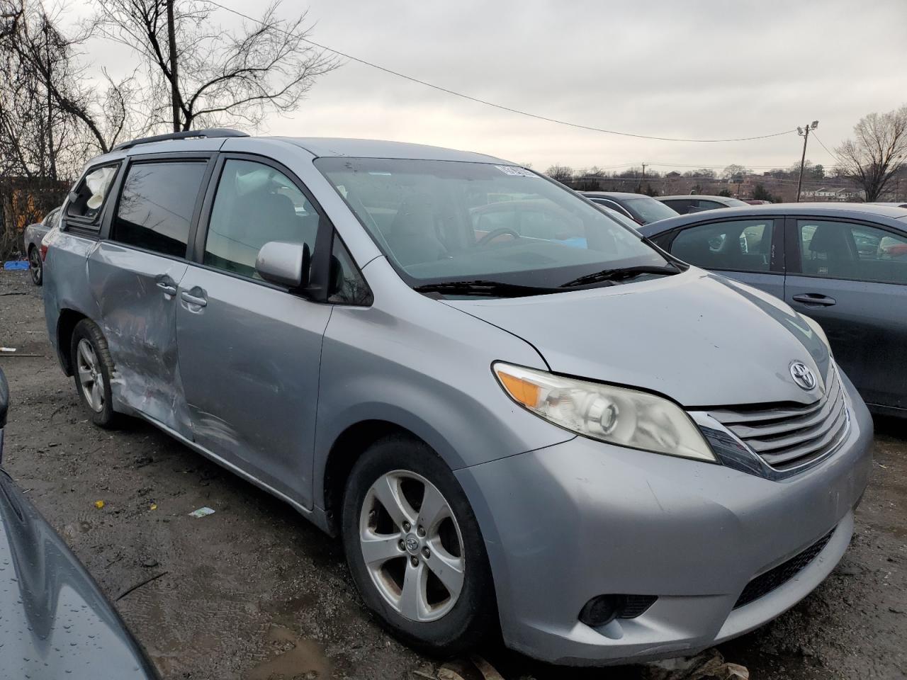 2015 TOYOTA SIENNA LE - Фото 4