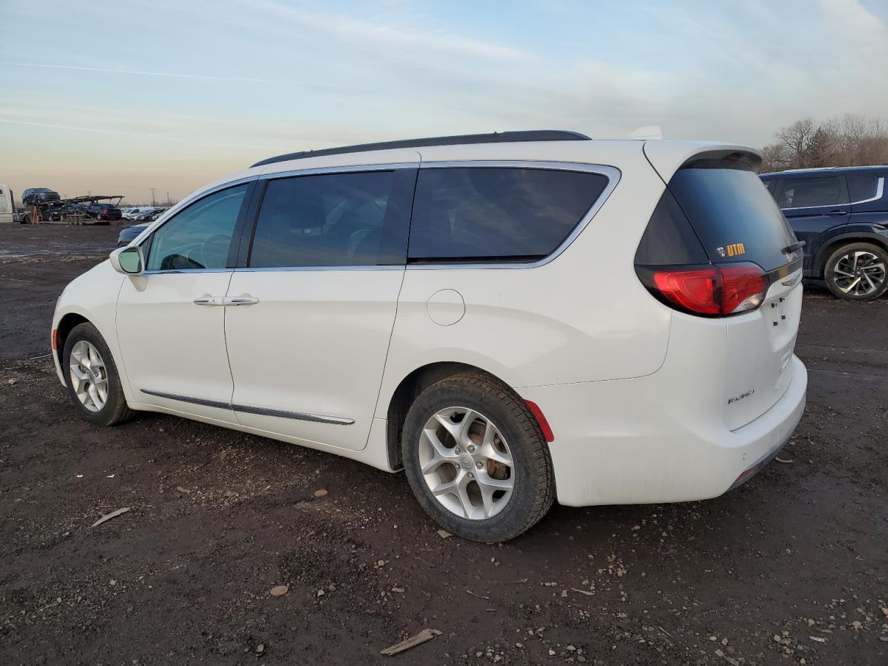 2017 CHRYSLER PACIFICA T - Image 2