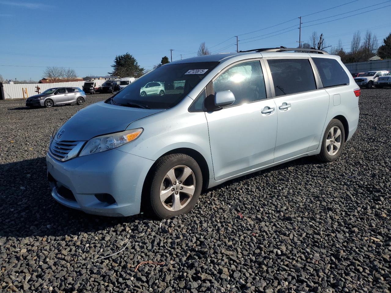 2015 TOYOTA SIENNA LE