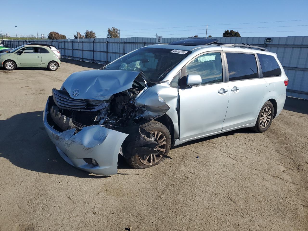 2015 TOYOTA SIENNA XLE