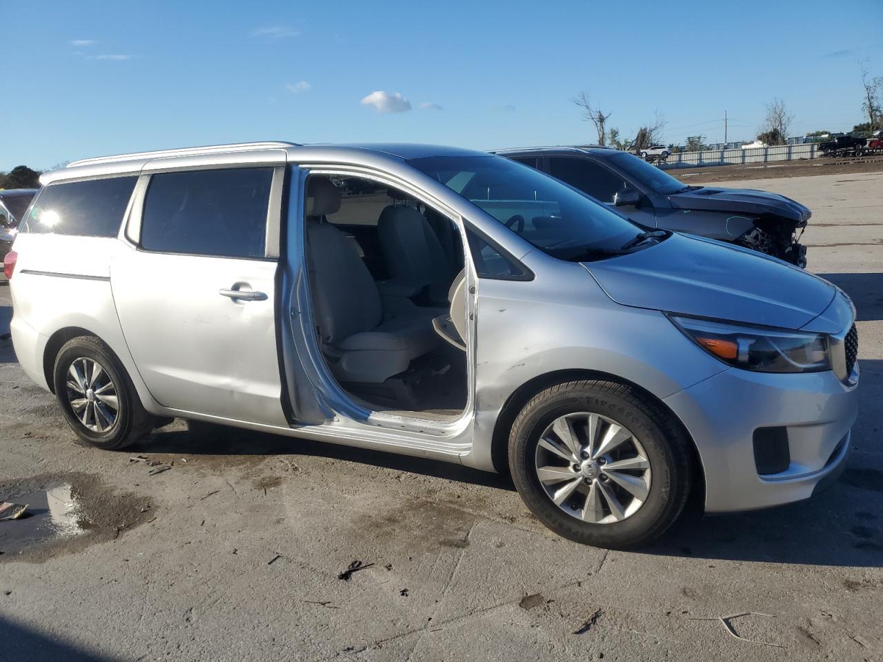 2016 KIA SEDONA LX - Image 4