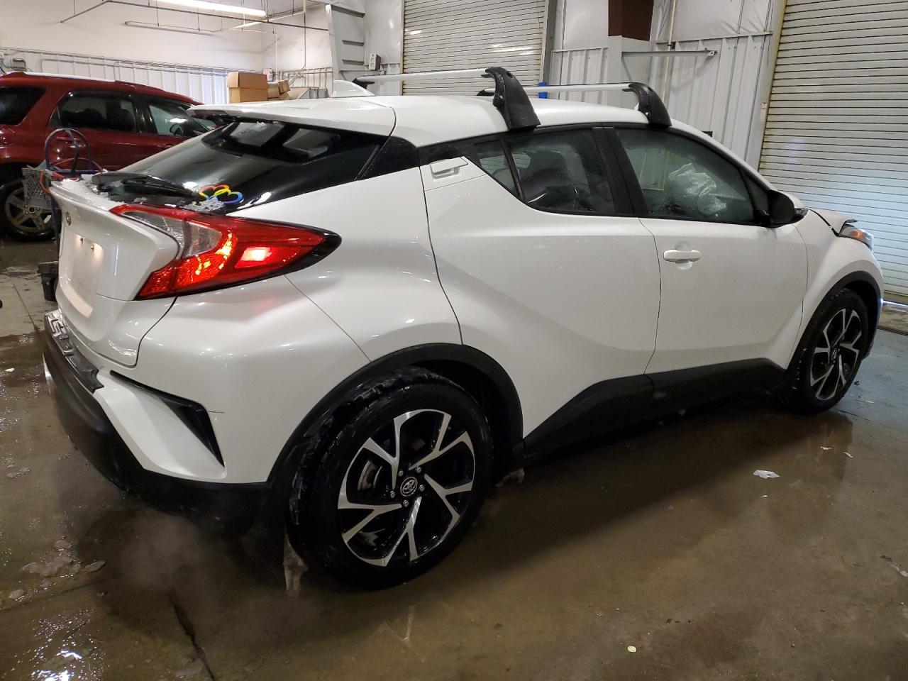 2018 TOYOTA C-HR XLE - Фото 3