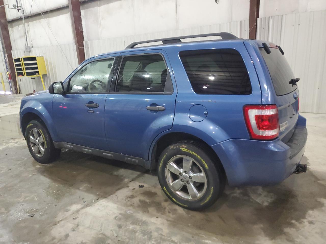 2010 FORD ESCAPE XLT - Image 2
