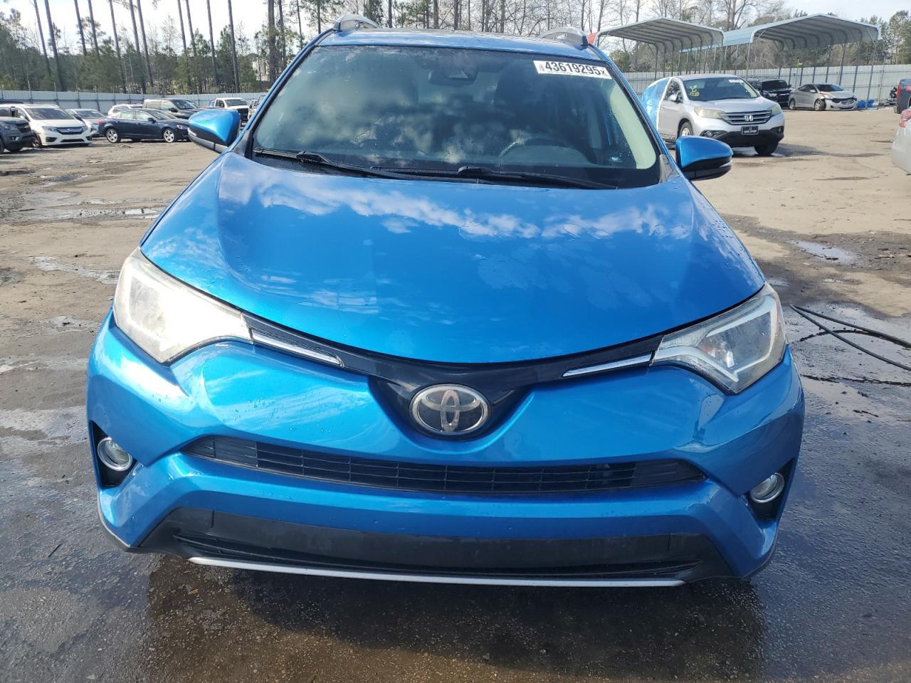 2017 TOYOTA RAV4 XLE - Image 5